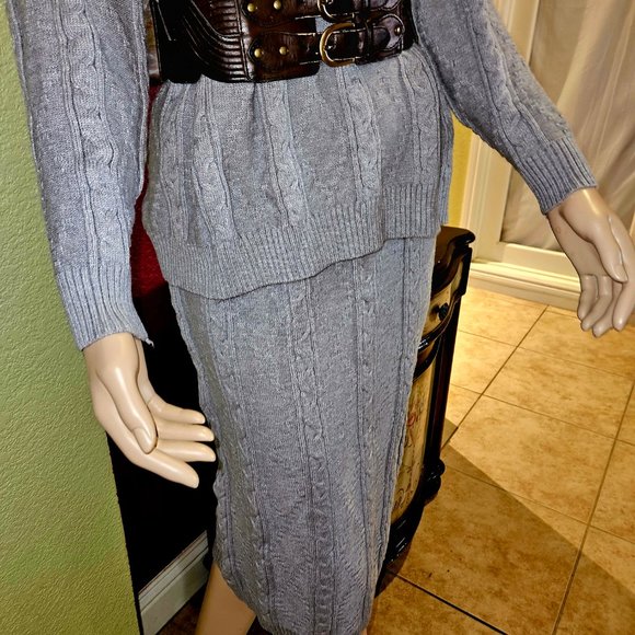 Women's Turtle Neck Seater with Long Skirt all Cable Knit. W/Belt Included M/L - Picture 8 of 9